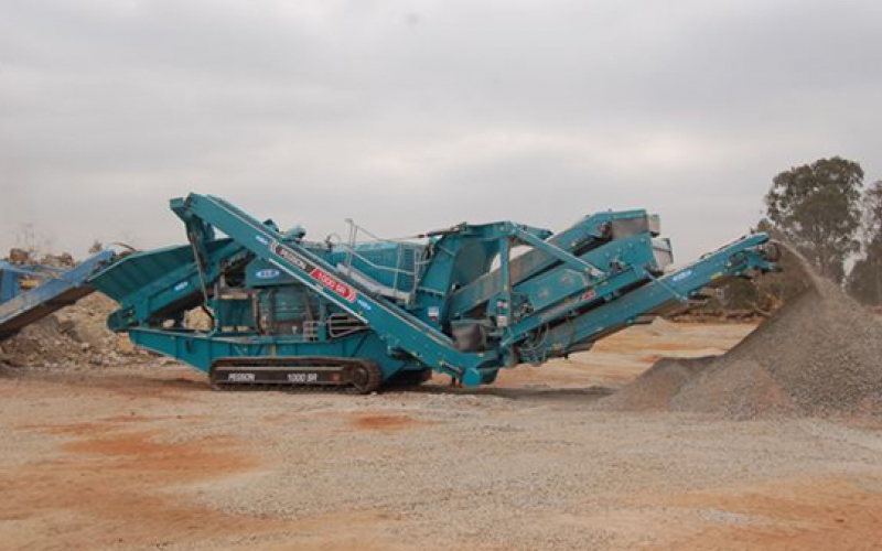 Powerscreen 1000SR dans une décharge de la mine d'or de concassage de roche